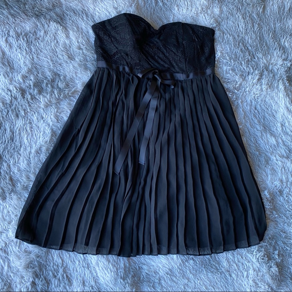 Black Lace and Pleated mini Dress, Large